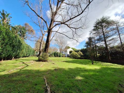 CASA DE CAMPO COM AMPLO JARDIM PARA AMANTES DA NATUREZA