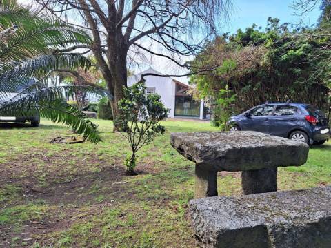 CASA DE CAMPO COM AMPLO JARDIM PARA AMANTES DA NATUREZA