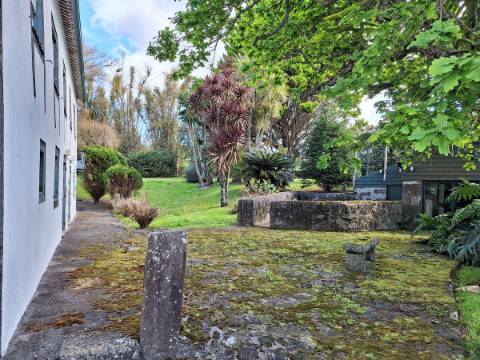 CASA DE CAMPO COM AMPLO JARDIM PARA AMANTES DA NATUREZA