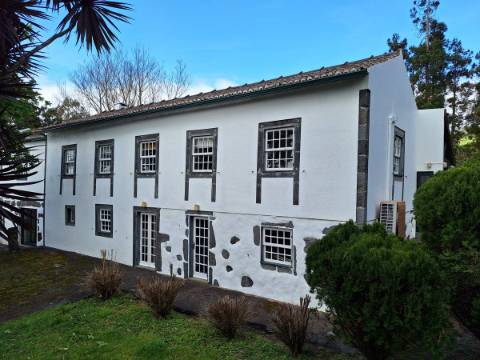 CASA DE CAMPO COM AMPLO JARDIM PARA AMANTES DA NATUREZA