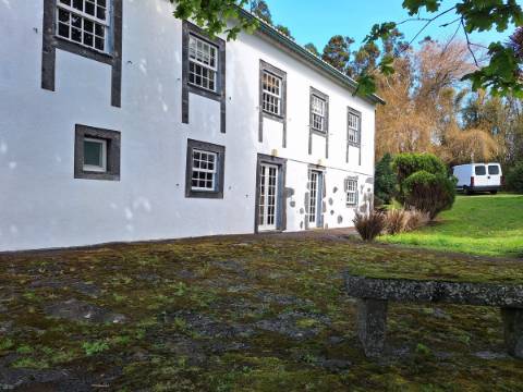 CASA DE CAMPO COM AMPLO JARDIM PARA AMANTES DA NATUREZA