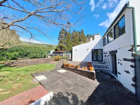 CASA DE CAMPO COM AMPLO JARDIM PARA AMANTES DA NATUREZA