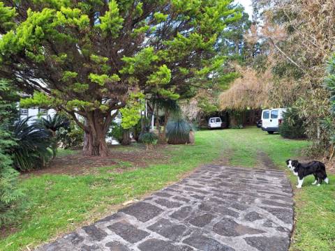 CASA DE CAMPO COM AMPLO JARDIM PARA AMANTES DA NATUREZA