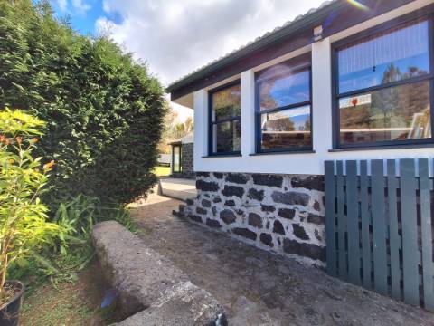 CASA DE CAMPO COM AMPLO JARDIM PARA AMANTES DA NATUREZA