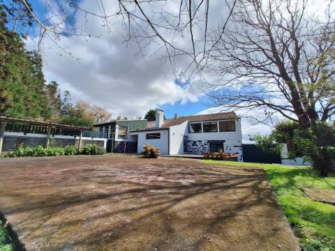 CASA DE CAMPO COM AMPLO JARDIM PARA AMANTES DA NATUREZA