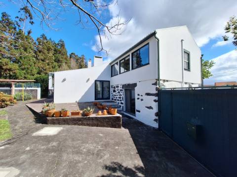 CASA DE CAMPO COM AMPLO JARDIM PARA AMANTES DA NATUREZA