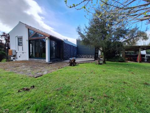 CASA DE CAMPO COM AMPLO JARDIM PARA AMANTES DA NATUREZA