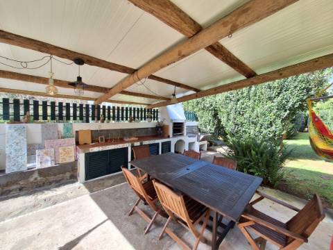 CASA DE CAMPO COM AMPLO JARDIM PARA AMANTES DA NATUREZA