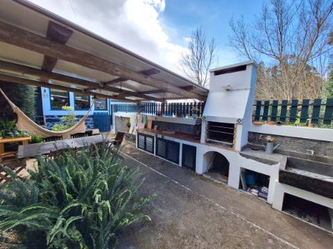 CASA DE CAMPO COM AMPLO JARDIM PARA AMANTES DA NATUREZA