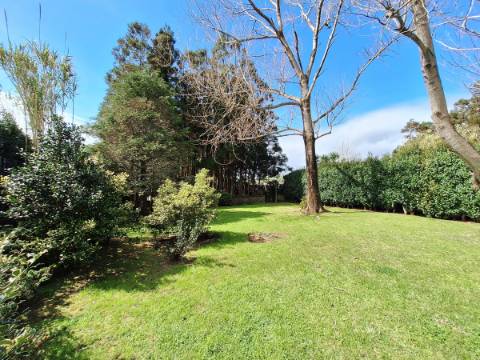 CASA DE CAMPO COM AMPLO JARDIM PARA AMANTES DA NATUREZA