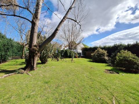 CASA DE CAMPO COM AMPLO JARDIM PARA AMANTES DA NATUREZA