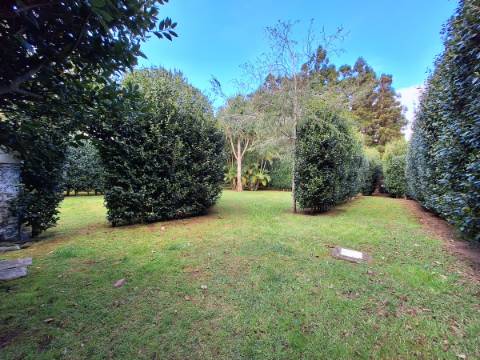 CASA DE CAMPO COM AMPLO JARDIM PARA AMANTES DA NATUREZA