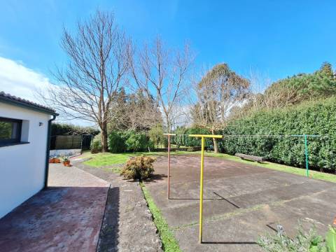 CASA DE CAMPO COM AMPLO JARDIM PARA AMANTES DA NATUREZA