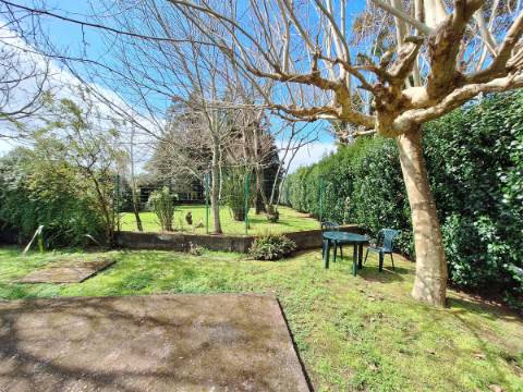 CASA DE CAMPO COM AMPLO JARDIM PARA AMANTES DA NATUREZA