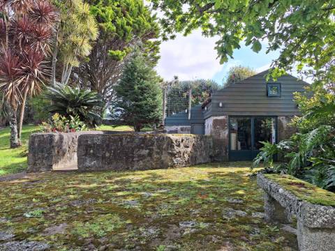 CASA DE CAMPO COM AMPLO JARDIM PARA AMANTES DA NATUREZA