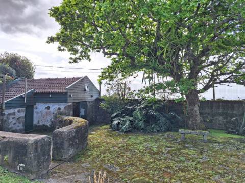 CASA DE CAMPO COM AMPLO JARDIM PARA AMANTES DA NATUREZA