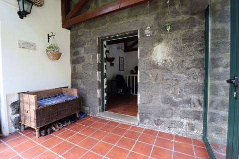 CASA DE CAMPO COM AMPLO JARDIM PARA AMANTES DA NATUREZA