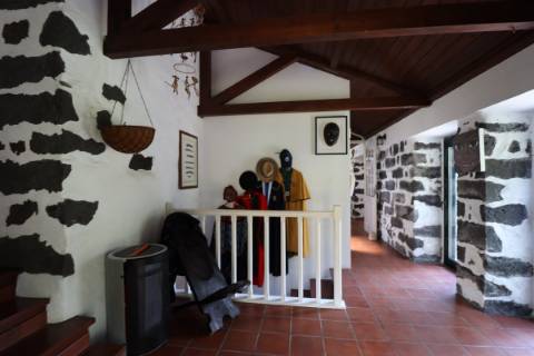 CASA DE CAMPO COM AMPLO JARDIM PARA AMANTES DA NATUREZA