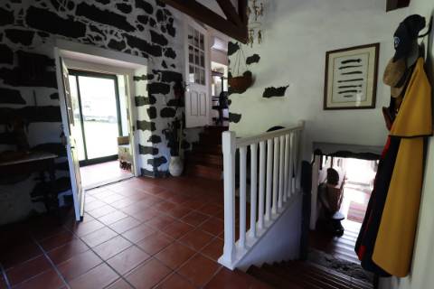 CASA DE CAMPO COM AMPLO JARDIM PARA AMANTES DA NATUREZA