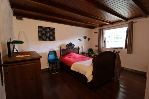 CASA DE CAMPO COM AMPLO JARDIM PARA AMANTES DA NATUREZA