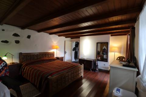 CASA DE CAMPO COM AMPLO JARDIM PARA AMANTES DA NATUREZA