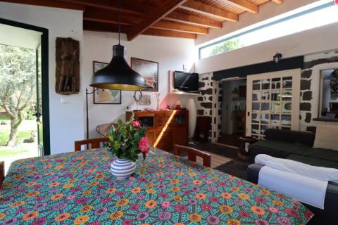 CASA DE CAMPO COM AMPLO JARDIM PARA AMANTES DA NATUREZA