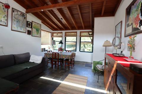 CASA DE CAMPO COM AMPLO JARDIM PARA AMANTES DA NATUREZA