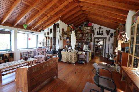 CASA DE CAMPO COM AMPLO JARDIM PARA AMANTES DA NATUREZA