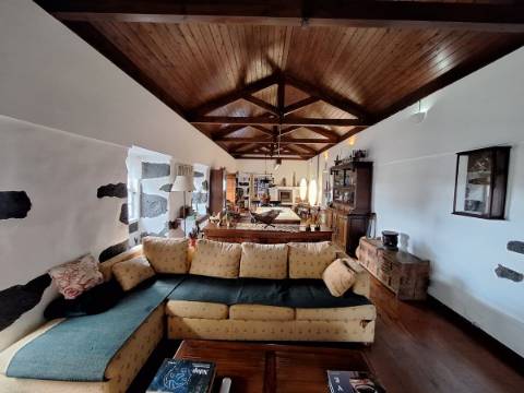 CASA DE CAMPO COM AMPLO JARDIM PARA AMANTES DA NATUREZA