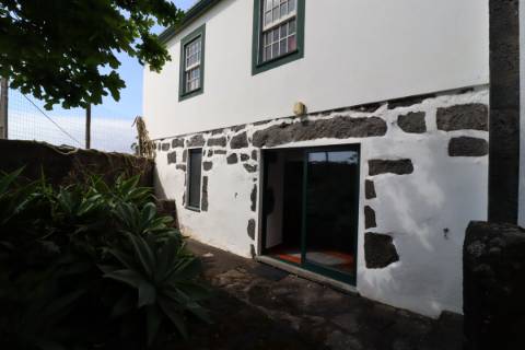 CASA DE CAMPO COM AMPLO JARDIM PARA AMANTES DA NATUREZA