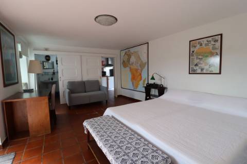 CASA DE CAMPO COM AMPLO JARDIM PARA AMANTES DA NATUREZA