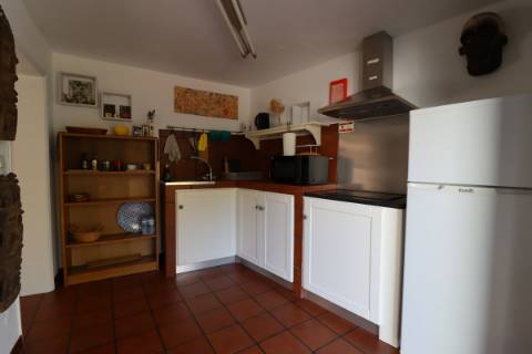 CASA DE CAMPO COM AMPLO JARDIM PARA AMANTES DA NATUREZA