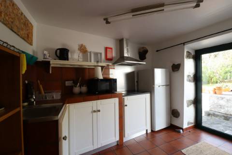 CASA DE CAMPO COM AMPLO JARDIM PARA AMANTES DA NATUREZA