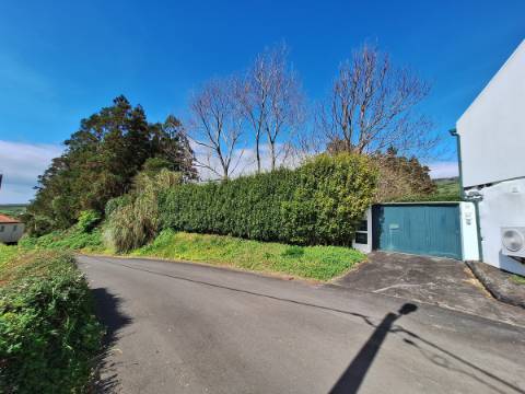 CASA DE CAMPO COM AMPLO JARDIM PARA AMANTES DA NATUREZA