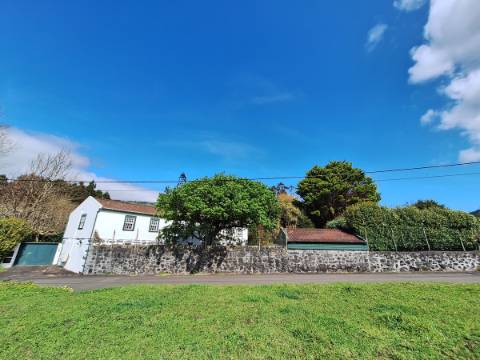 CASA DE CAMPO COM AMPLO JARDIM PARA AMANTES DA NATUREZA