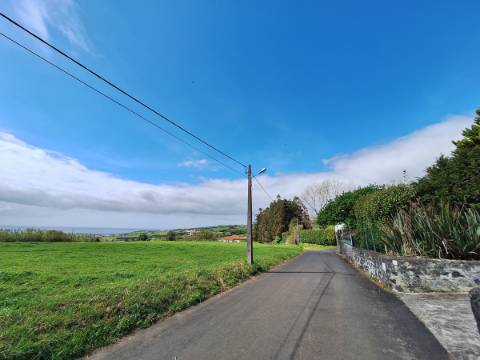 CASA DE CAMPO COM AMPLO JARDIM PARA AMANTES DA NATUREZA