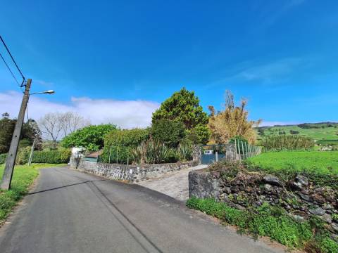 CASA DE CAMPO COM AMPLO JARDIM PARA AMANTES DA NATUREZA