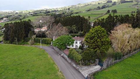 CASA DE CAMPO COM AMPLO JARDIM PARA AMANTES DA NATUREZA