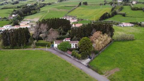 CASA DE CAMPO COM AMPLO JARDIM PARA AMANTES DA NATUREZA