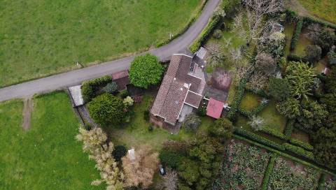 CASA DE CAMPO COM AMPLO JARDIM PARA AMANTES DA NATUREZA
