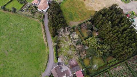 CASA DE CAMPO COM AMPLO JARDIM PARA AMANTES DA NATUREZA