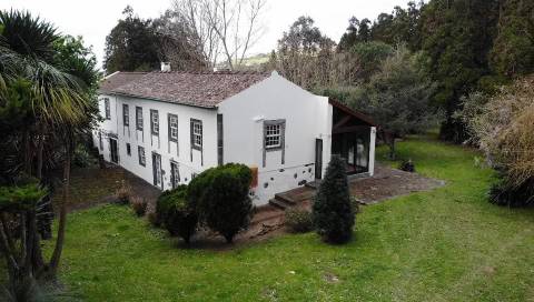 CASA DE CAMPO COM AMPLO JARDIM PARA AMANTES DA NATUREZA
