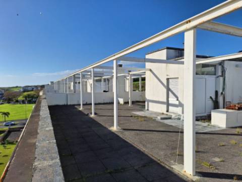 Área de Terraço em Estrutura Metálica - Vila Franca do Campo