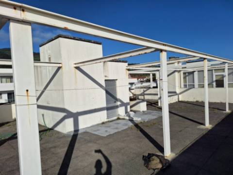 Área de Terraço em Estrutura Metálica - Vila Franca do Campo