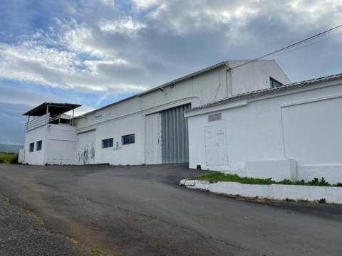 Prédio Industrial de 2 Edifícios e 1 Armazém em Santa Cruz - Praia da Vitória