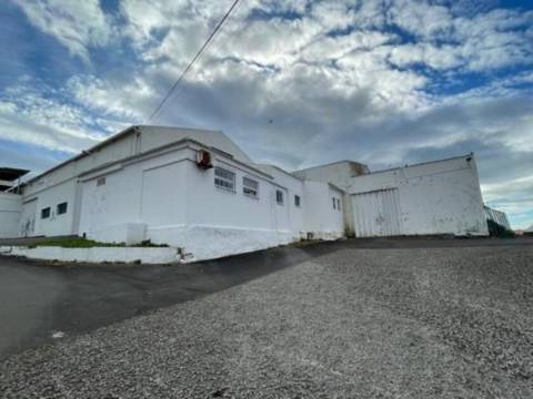Prédio Industrial de 2 Edifícios e 1 Armazém em Santa Cruz - Praia da Vitória