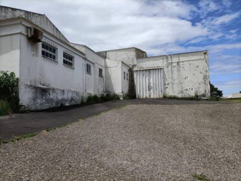 Prédio Industrial de 2 Edifícios e 1 Armazém em Santa Cruz - Praia da Vitória