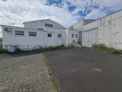 Prédio Industrial de 2 Edifícios e 1 Armazém em Santa Cruz - Praia da Vitória