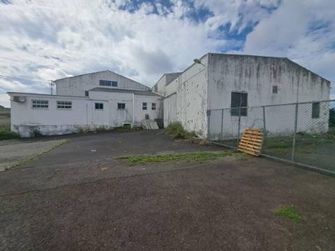 Prédio Industrial de 2 Edifícios e 1 Armazém em Santa Cruz - Praia da Vitória