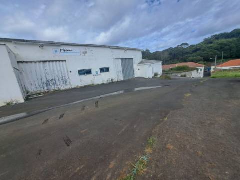 Prédio Industrial de 2 Edifícios e 1 Armazém em Santa Cruz - Praia da Vitória